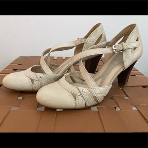 Used 7.5 wide naturalizer Elaine leather upper beige/ivory cross cross heels
